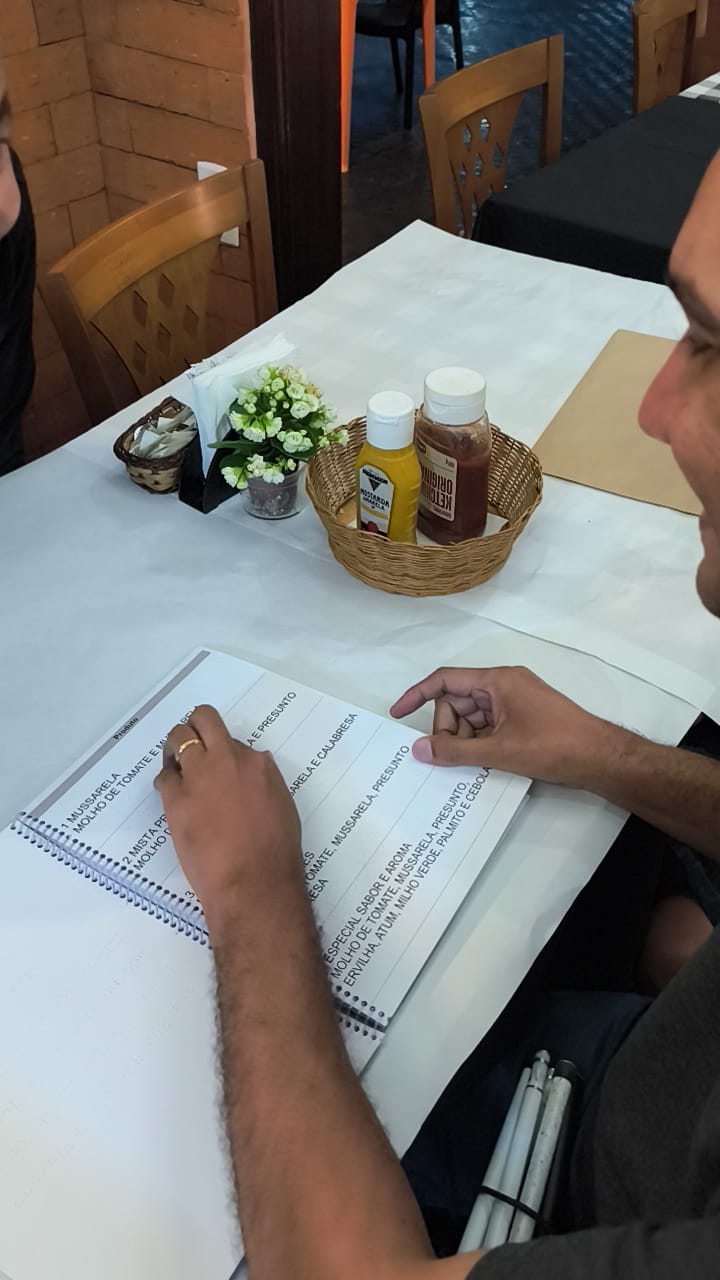 parceria entre a smpda de volta redonda e restaurante local é firmada para a criação de cardápio em braile divulgação secom13 parceria entre a smpda de volta redonda e restaurante local é firmada para a criação de cardápio em braile divulgação secom13