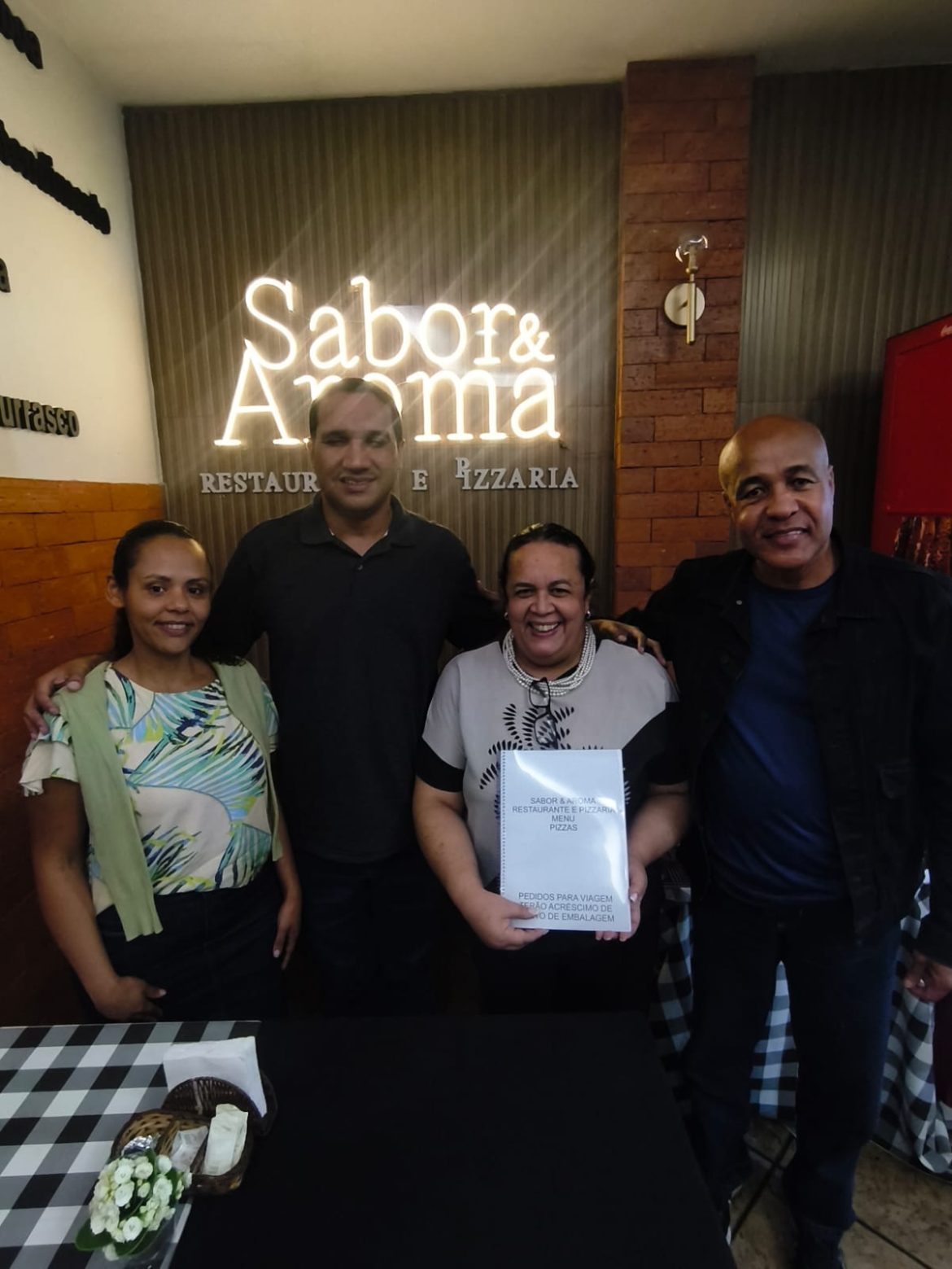 parceria entre a smpda de volta redonda e restaurante local é firmada para a criação de cardápio em braile divulgação secom14 parceria entre a smpda de volta redonda e restaurante local é firmada para a criação de cardápio em braile divulgação secom14