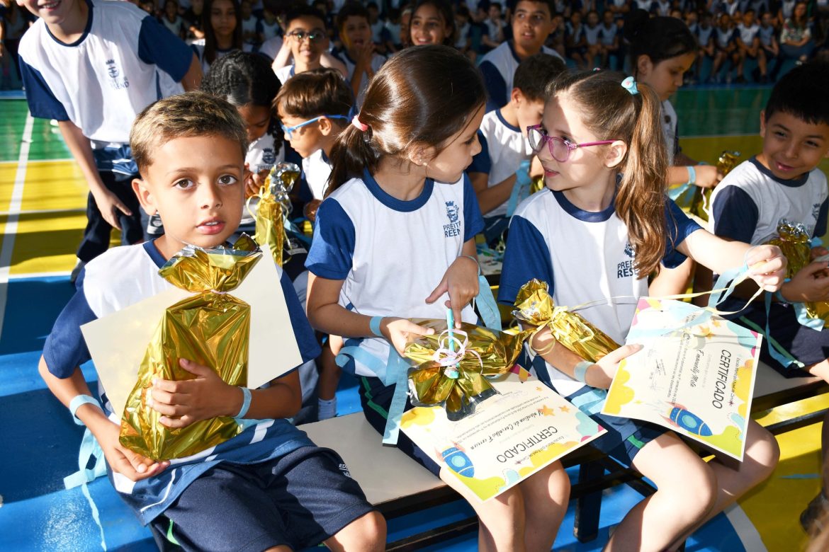 prefeito de resende entrega obras de reforma de quadra divulgação redes sociais (2)
