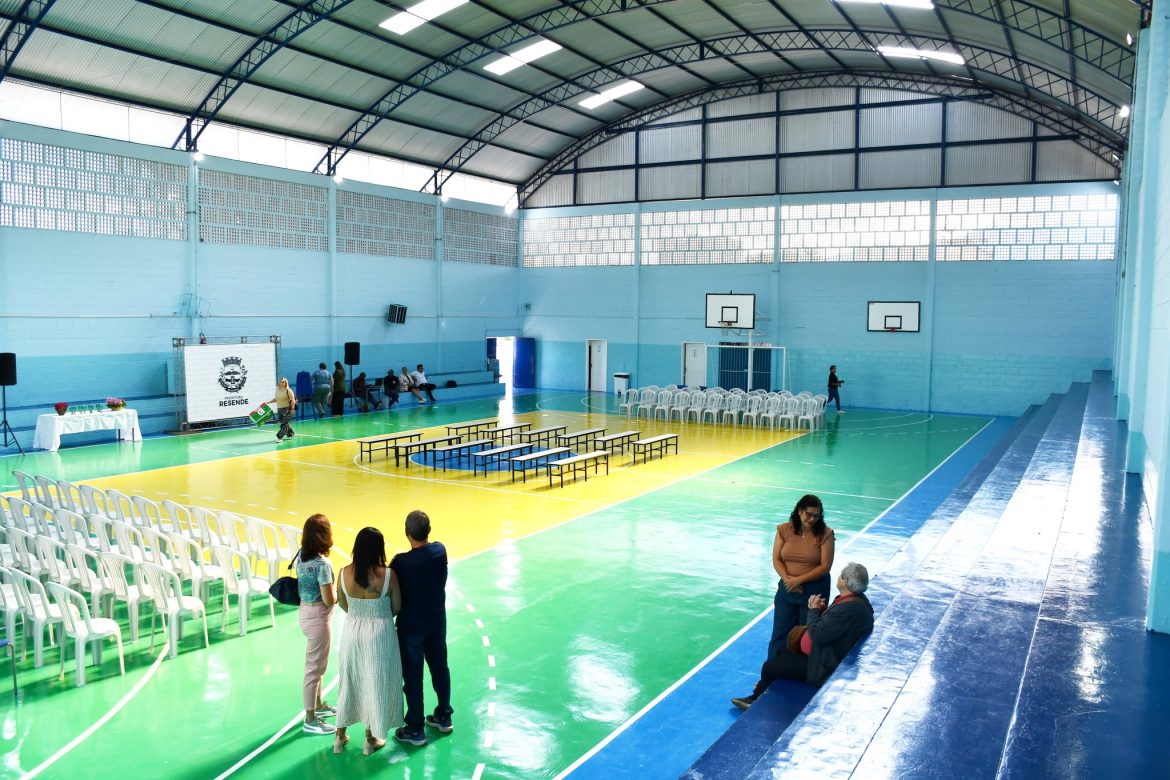 prefeito de resende entrega obras de reforma de quadra divulgação redes sociais (3)