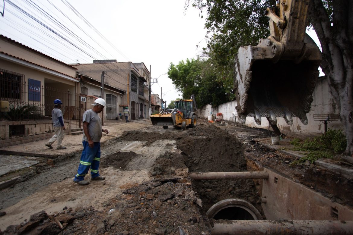 segue a obra de instalação de rede de drenagem no voldac, em volta redonda cris oliveira pmvr111 segue a obra de instalação de rede de drenagem no voldac, em volta redonda cris oliveira pmvr111