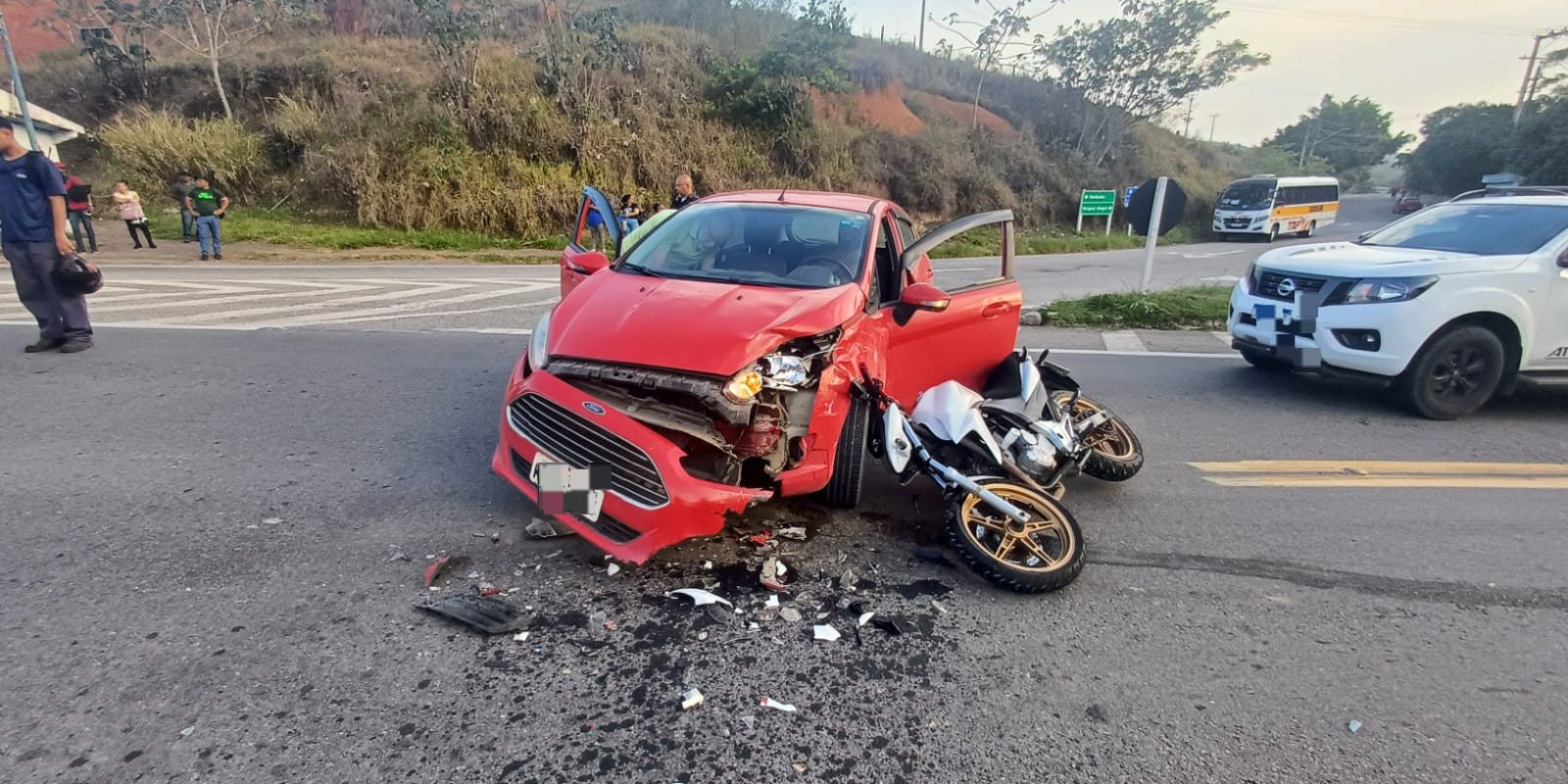 16.cf.res.polÍcia.motociclista e passageira ficam feridos.divulgaÇÃoprf