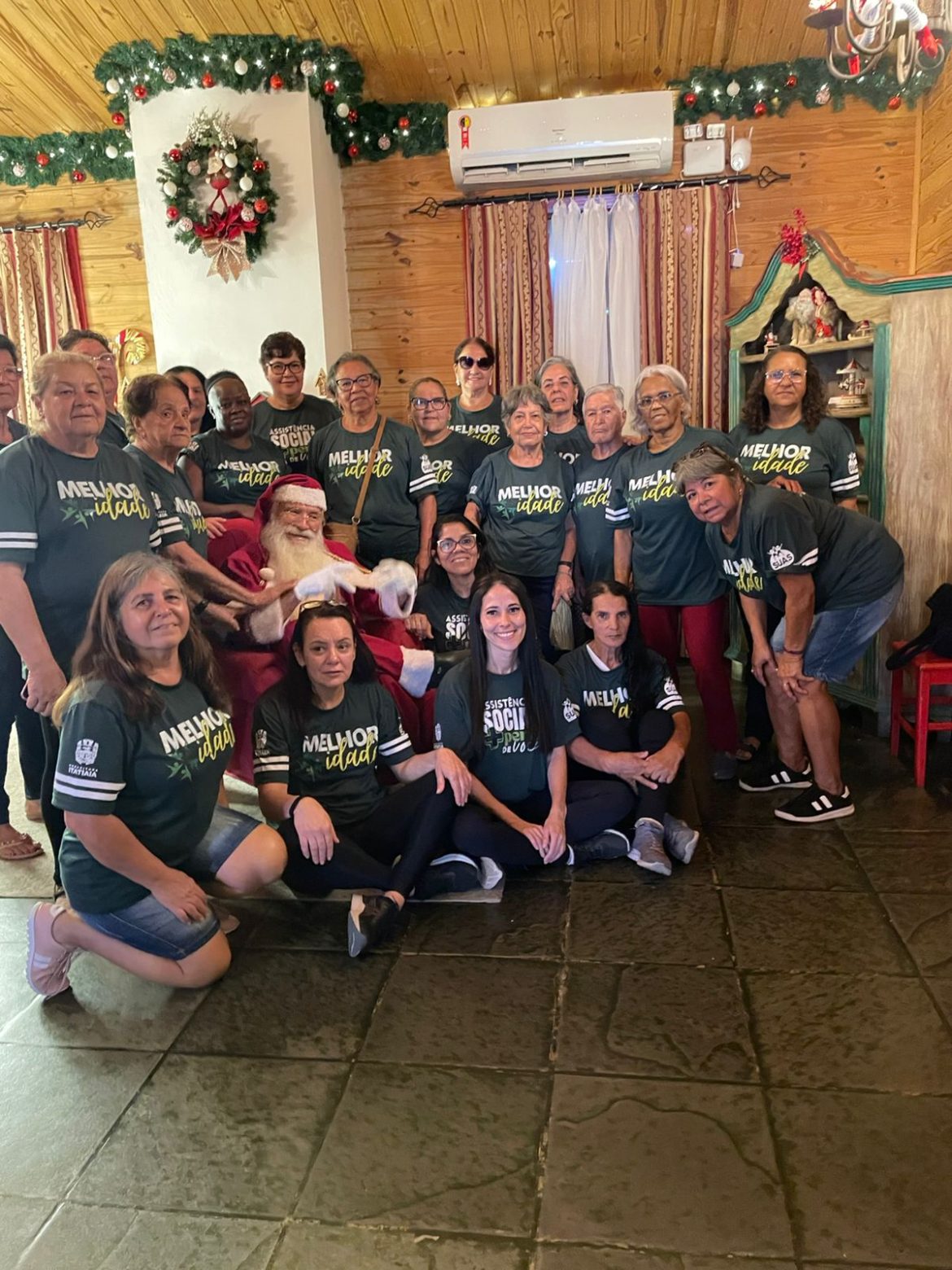 18.cf.res.cidades.idosos visitam casa do papai.1.idosos.redessociais