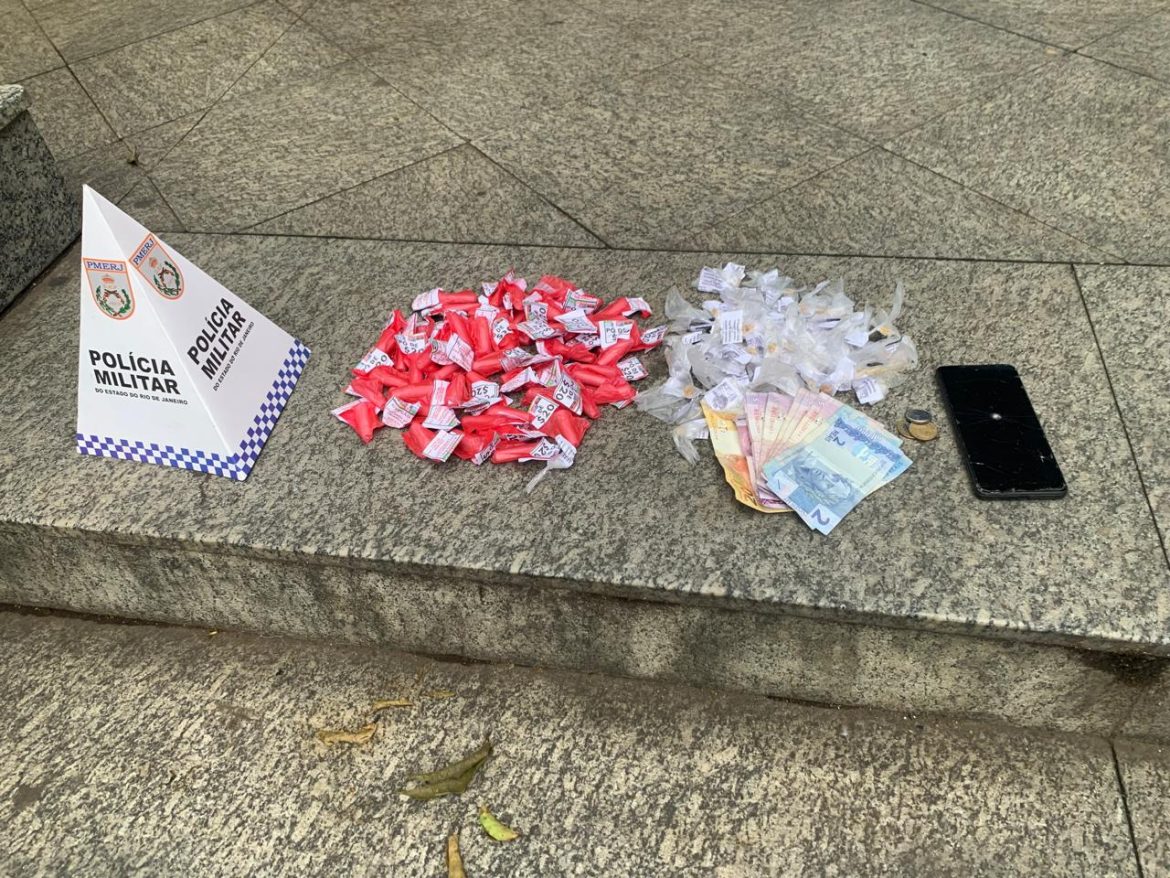 19 polÍcia suspeito detido e menor apreendido com drogas no bairro itapuca divulgaÇÃo