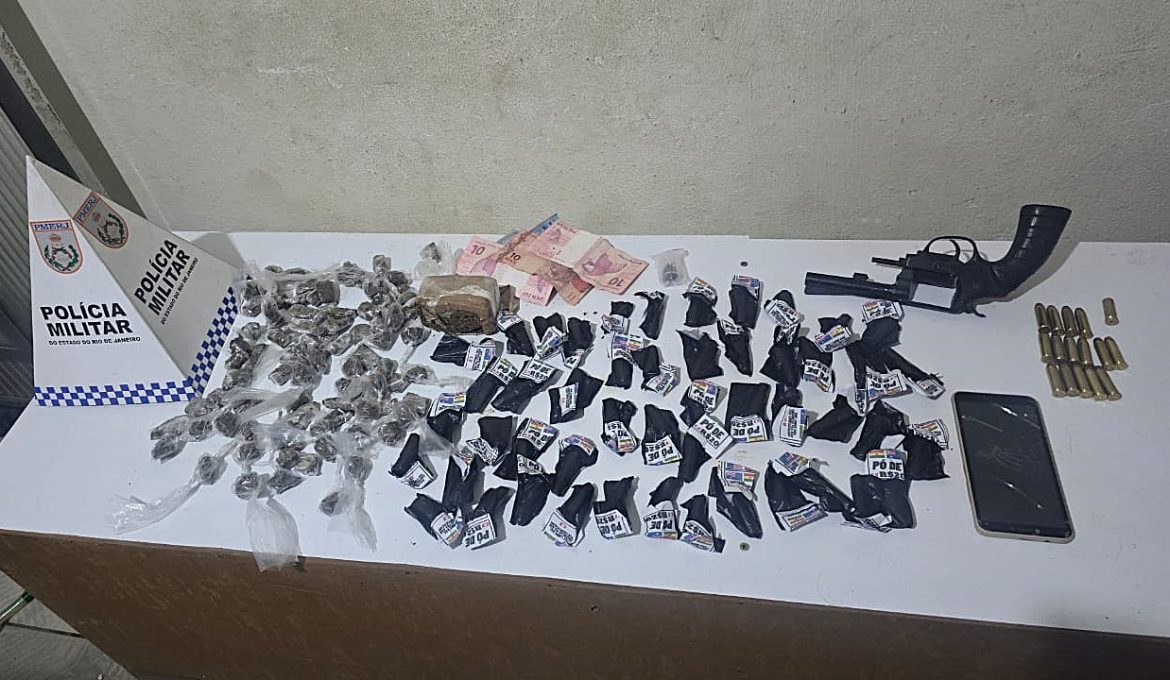 23.cf.res.polÍcia.homem é preso por tráfico após esconder drogas.divulgaÇÃopm