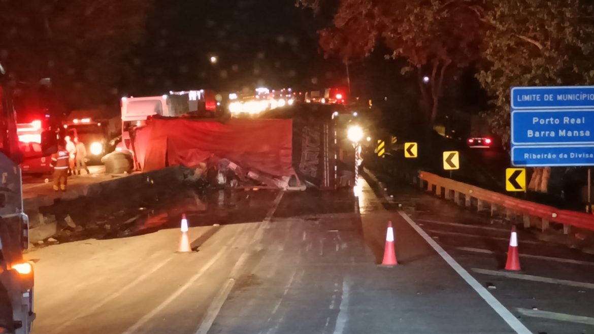 26 polÍcia prf registra tombamento de carreta na dutra, em floriano divulgaÇÃo 1