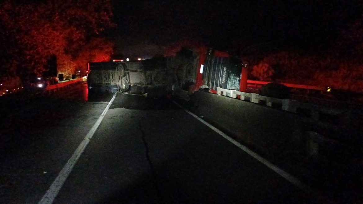 26 polÍcia prf registra tombamento de carreta na dutra, em floriano divulgaÇÃo