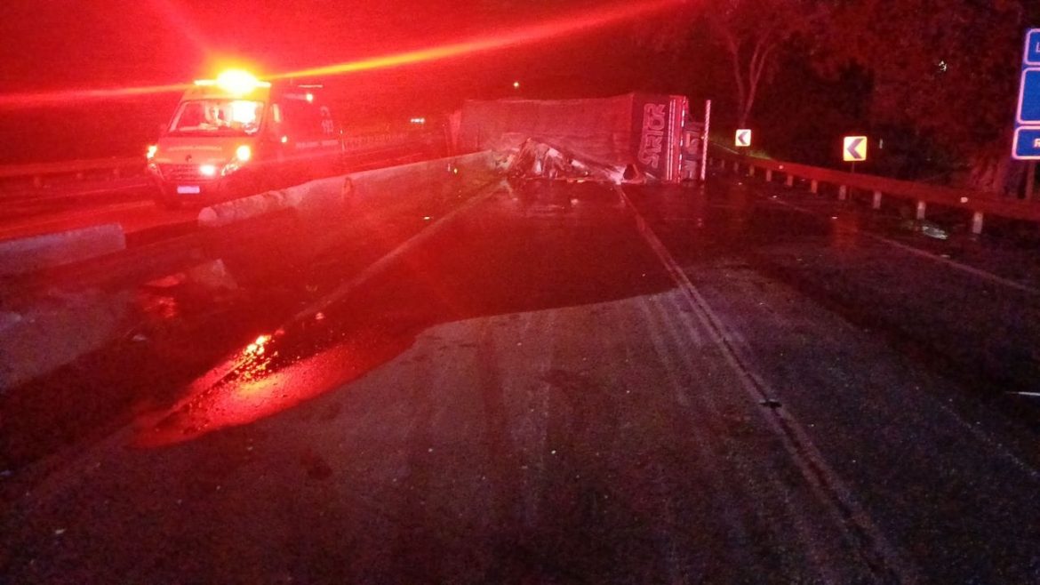 26 polÍcia prf registra tombamento de carreta na dutra, em floriano divulgaÇÃo1