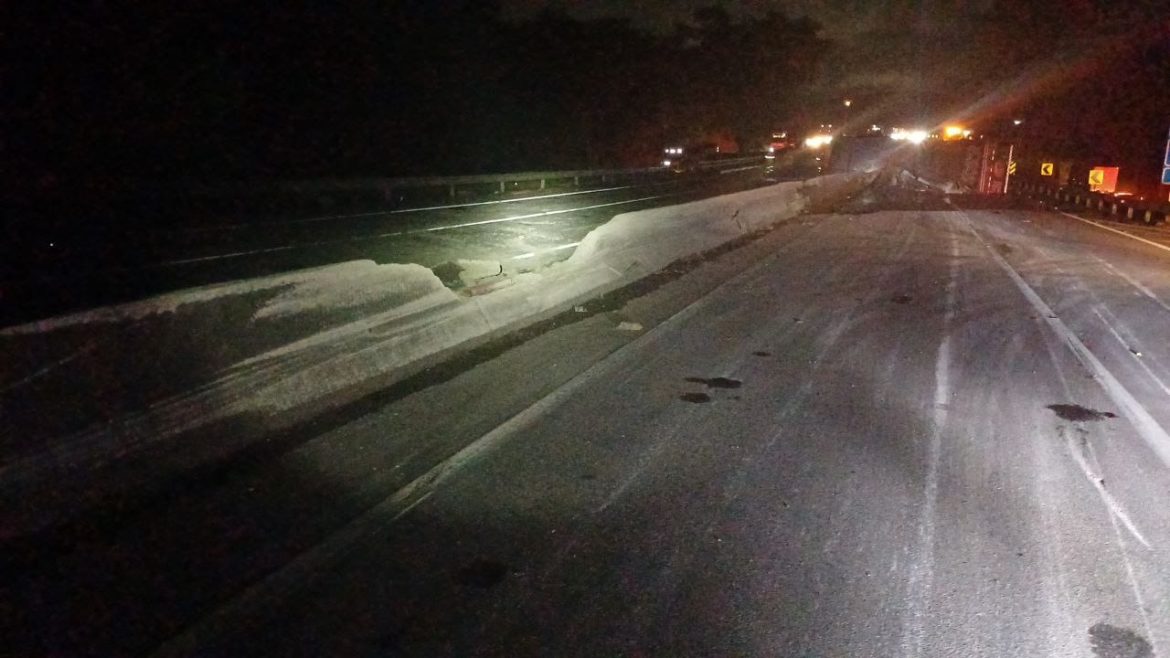 26 polÍcia prf registra tombamento de carreta na dutra, em floriano divulgaÇÃo111