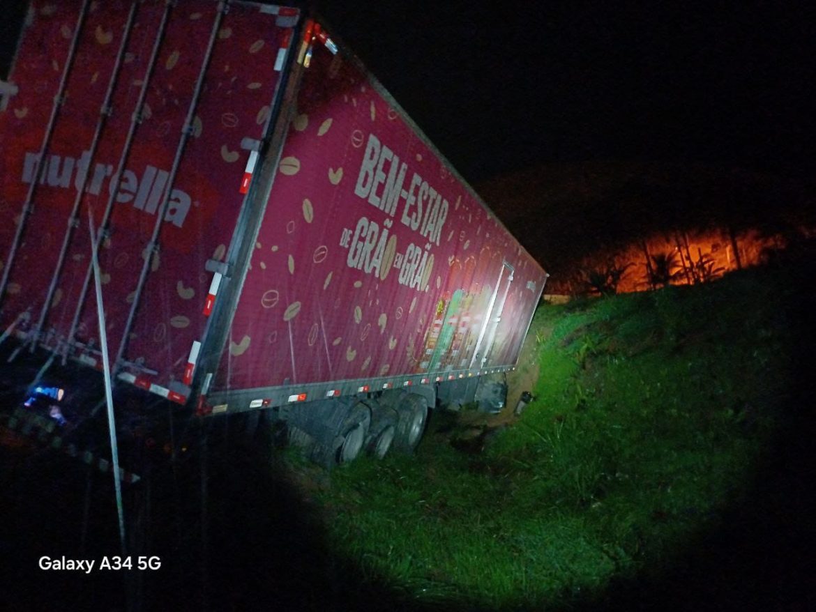 27 polÍcia caminhoneiro fica ferido em acidente na dutra, em engenheiro passos divulgaÇÃo resende divulgação resende