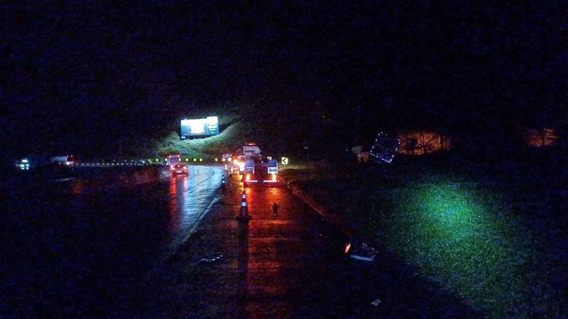 27 polÍcia caminhoneiro fica ferido em acidente na dutra, em engenheiro passos divulgaÇÃo resende divulgação111