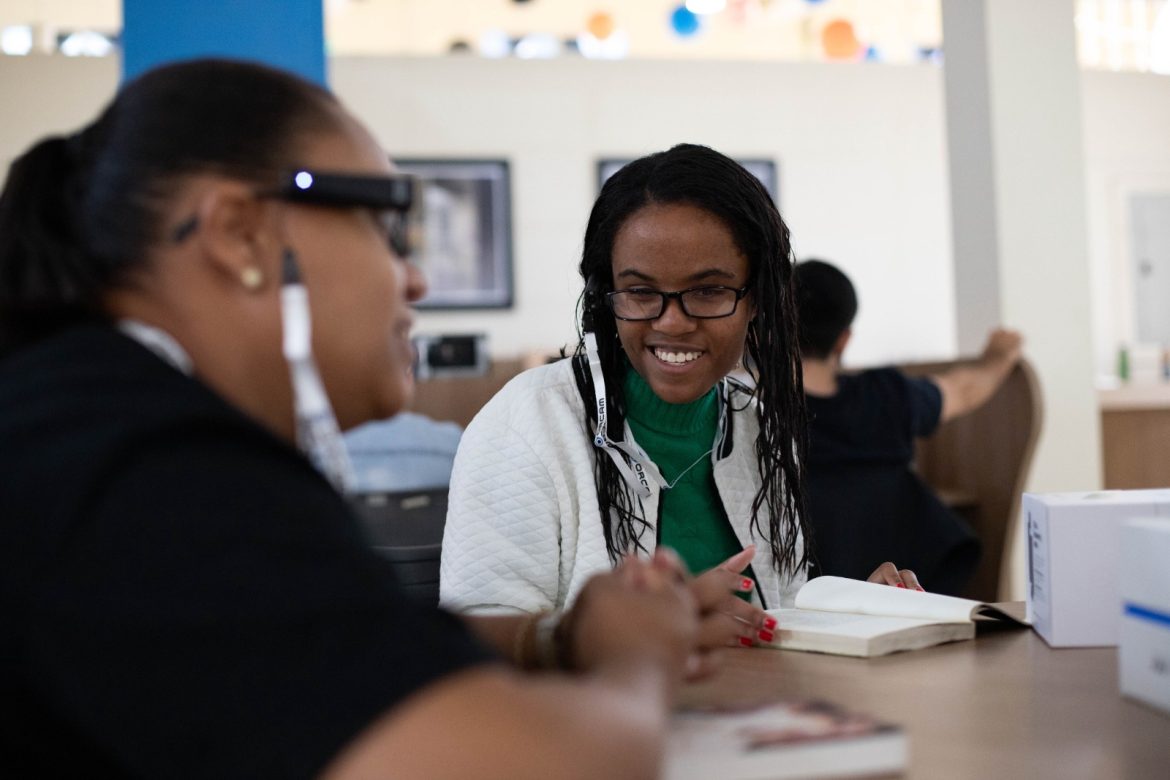 34 cidades estudantes do ‘diploma cidadão’ recebem óculos com tecnologia de leitura e identificação de pessoas e objetos tania cruz cris oliveira pmvr11