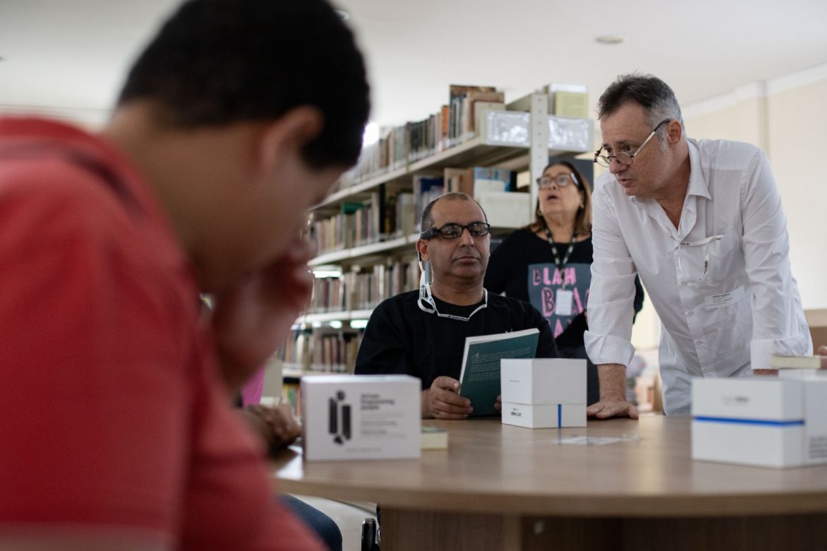 34 cidades estudantes do ‘diploma cidadão’ recebem óculos com tecnologia de leitura e identificação de pessoas e objetos tania cruz cris oliveira pmvr111