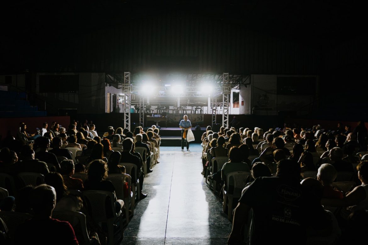 34.cf.res.cultura.peça ‘o porteiro’.1.peÇa.yurimelopmbm (4)