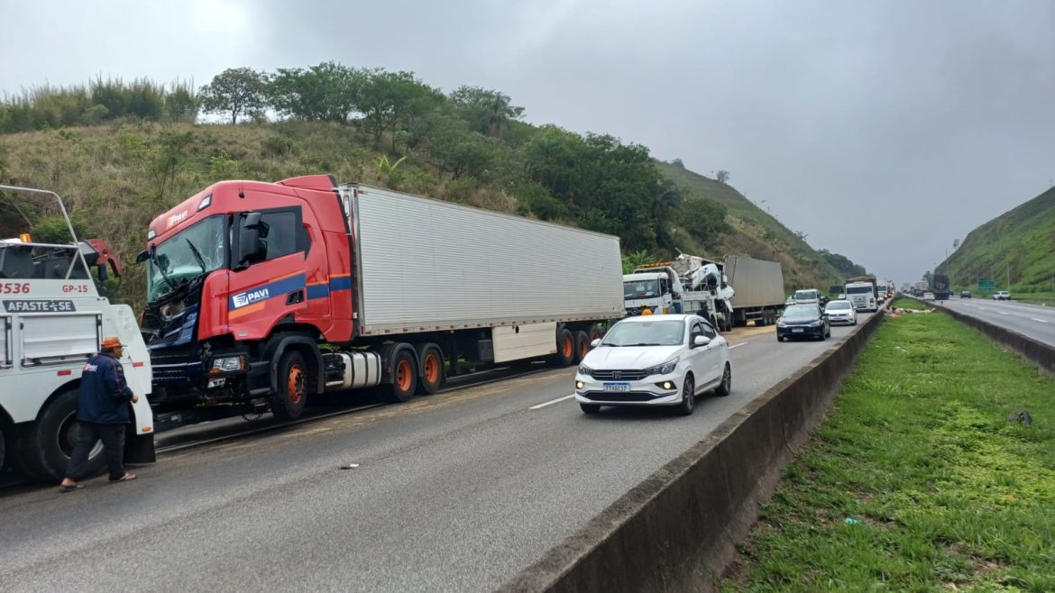 acidente envolvendo três carretas deixa interditada faixas da dutra, em barra mansa divulgação 1