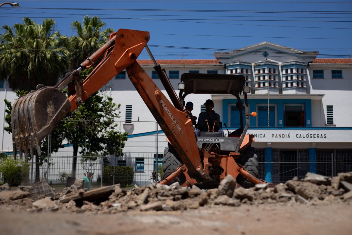 alameda da praça pandiá calógeras, em volta redonda começa a receber novo calçamento cris oliveira pmvr