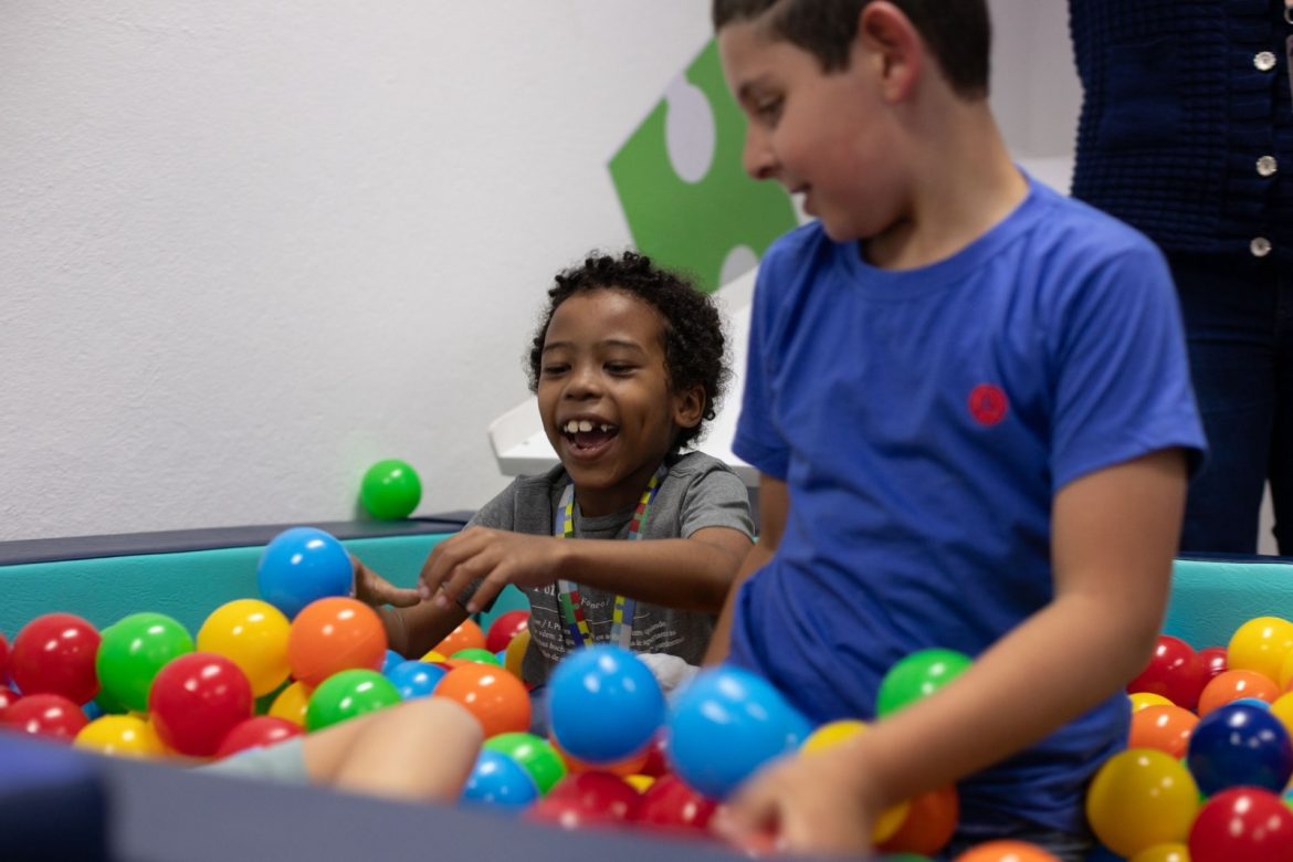 cerca de 1,9 mil pessoas com transtorno do espectro autista e outras deficiências são atendidas pela cris oliveira secom11