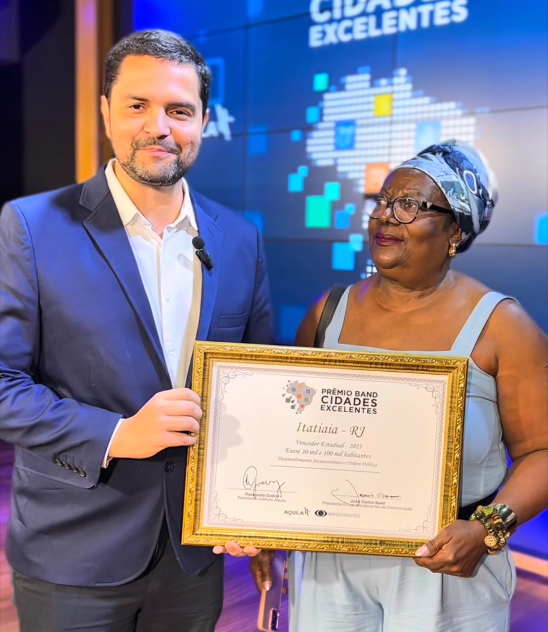 coluna notas e notas.1.itatiaia prÊmio.redessociais.res25109