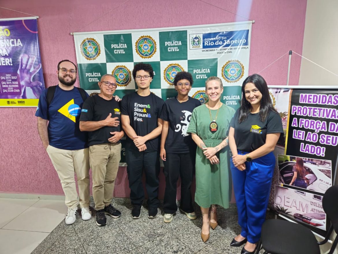 delegada da deam vr recebe membros do mep e representantes de estudantes do pré vestibular cidadão divulgação