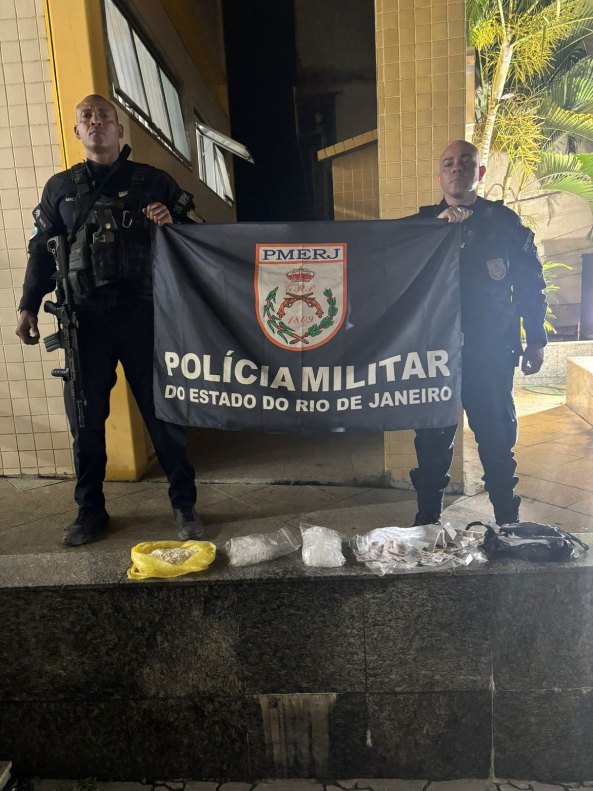 denúncia anônima ajuda pm a apreender cerca de meio quilo de cocaína e outros materiais do tráfico em três rios divulgação