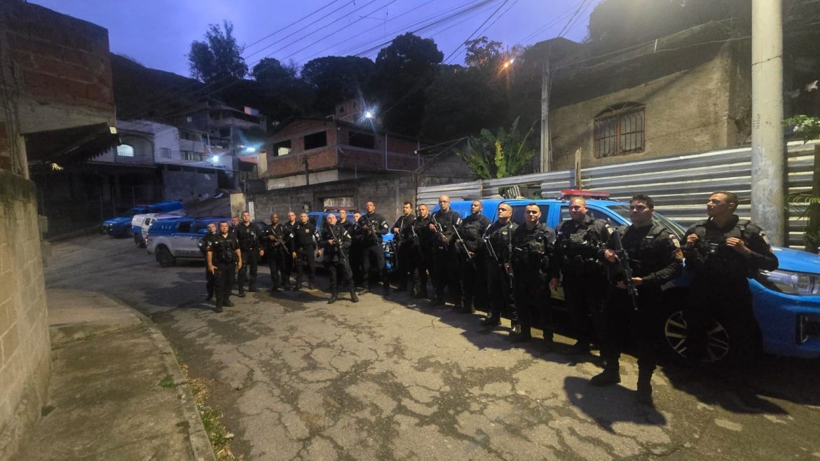 denúncia anônima ajuda pm a apreender cerca de meio quilo de cocaína e outros materiais do tráfico em três rios divulgação1