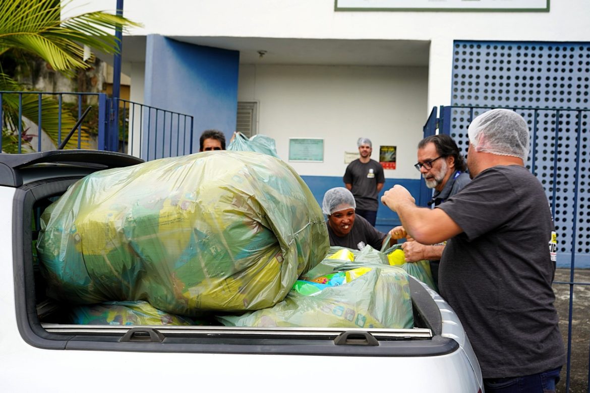 lbv recebe doação de 800 fraldas geriátricas da prefeitura de volta redonda geraldo henrique pmvr11