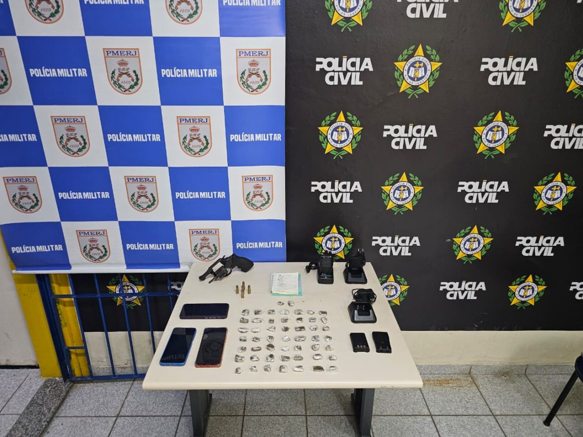 polícia apreende arma, drogas e rádio comunicador em operações distintas em barra mansa divulgação
