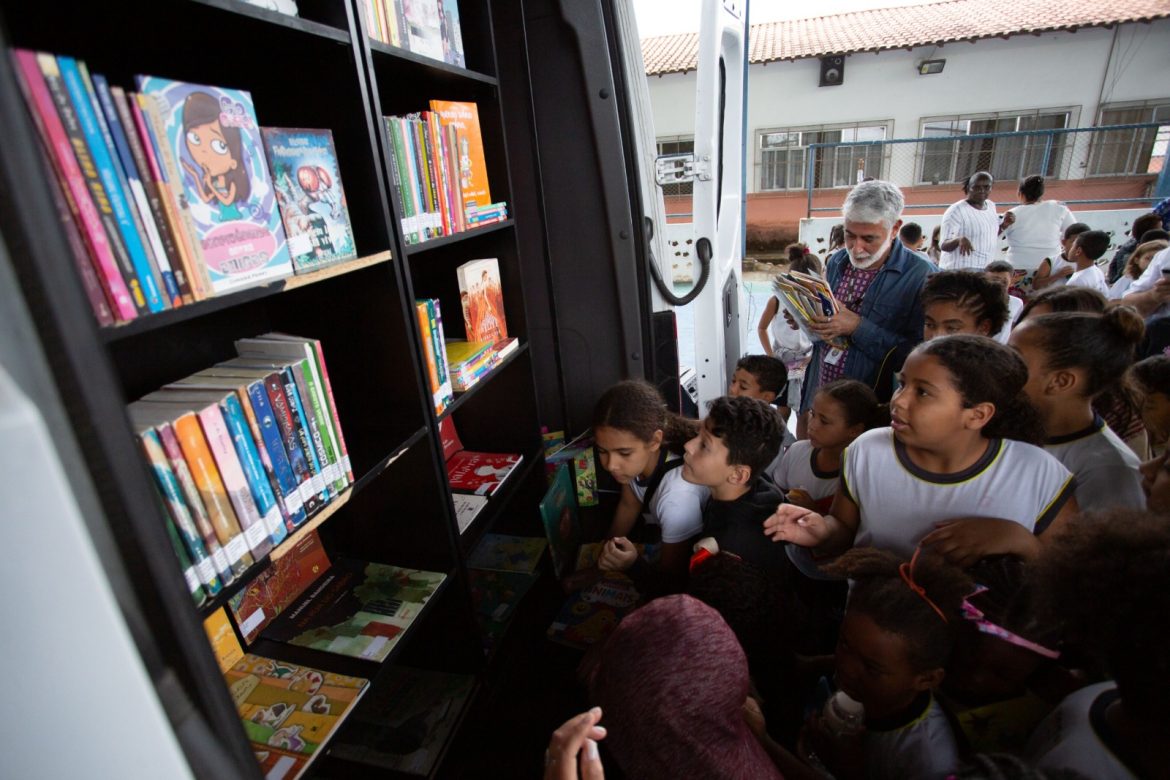 programação especial da biblioteca sobre rodas cris oliveira pmvr 1