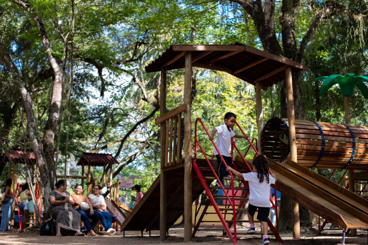 recreação e teatro infantil gratuitos durante o mês das crianças no zoo vr cris oliveira