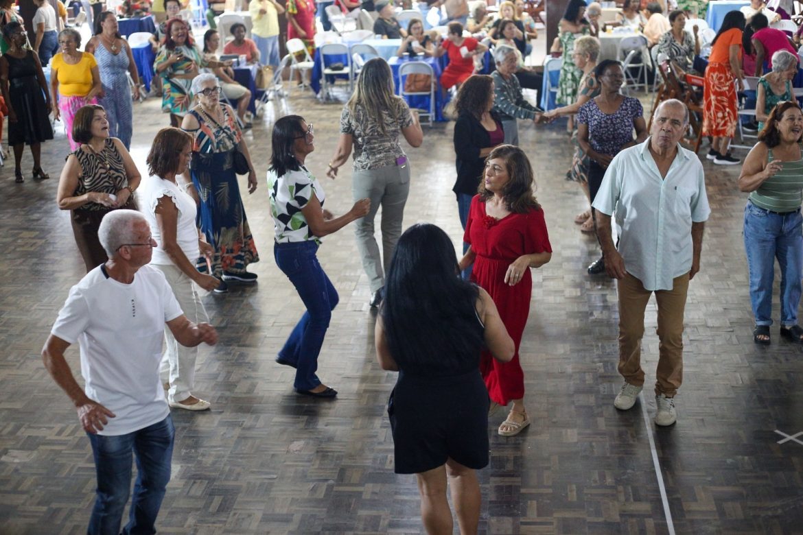 terceiro baile da melhor idade em volta redonda atrai dezenas de pessoas adriana cópio secom