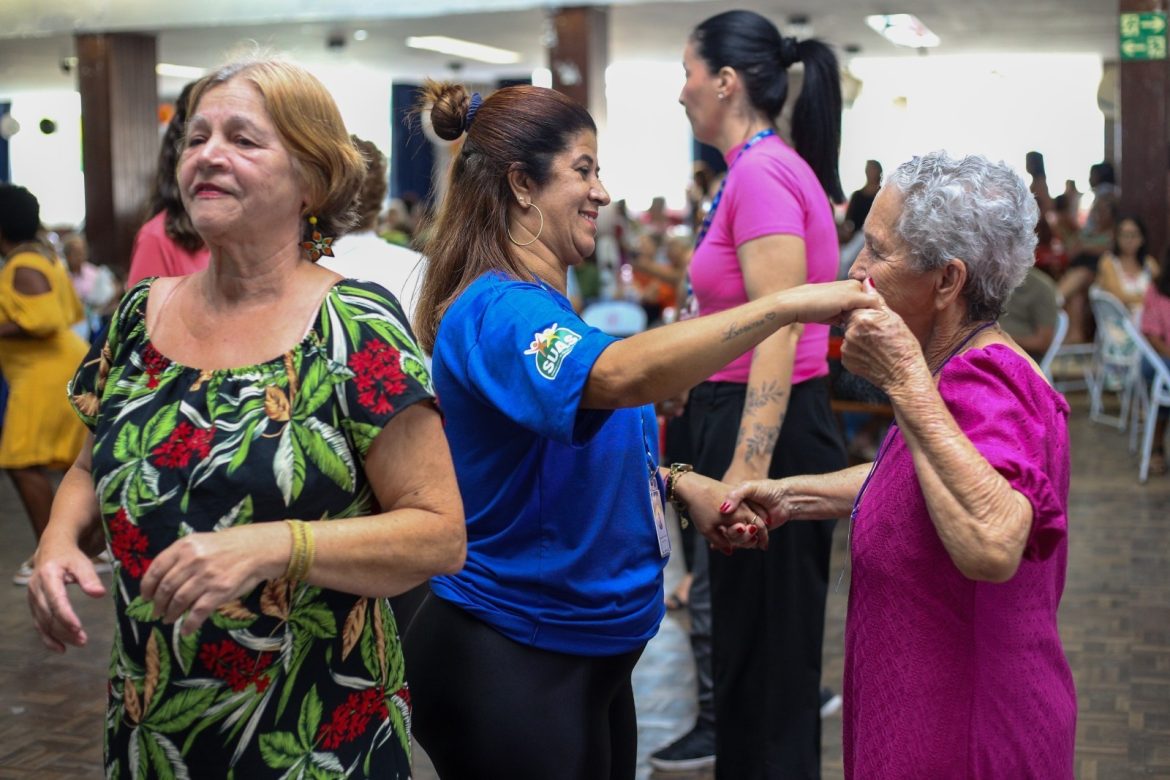 terceiro baile da melhor idade em volta redonda atrai dezenas de pessoas adriana cópio secom11 terceiro baile da melhor idade em volta redonda atrai dezenas de pessoas adriana cópio secom11