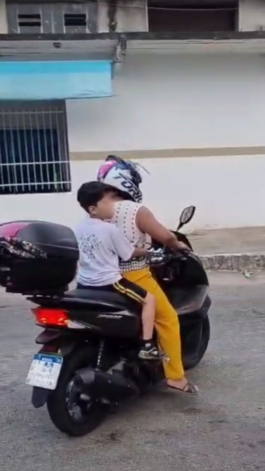 transporte irregular de crianças em motocicletas é alvo de operação divulgação semop11 transporte irregular de crianças em motocicletas é alvo de operação divulgação semop11