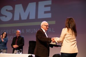 ‘prêmio educador destaque 2025’ para ‘prêmio educador destaque 2025’ para divulgação cris oliveira pmvr