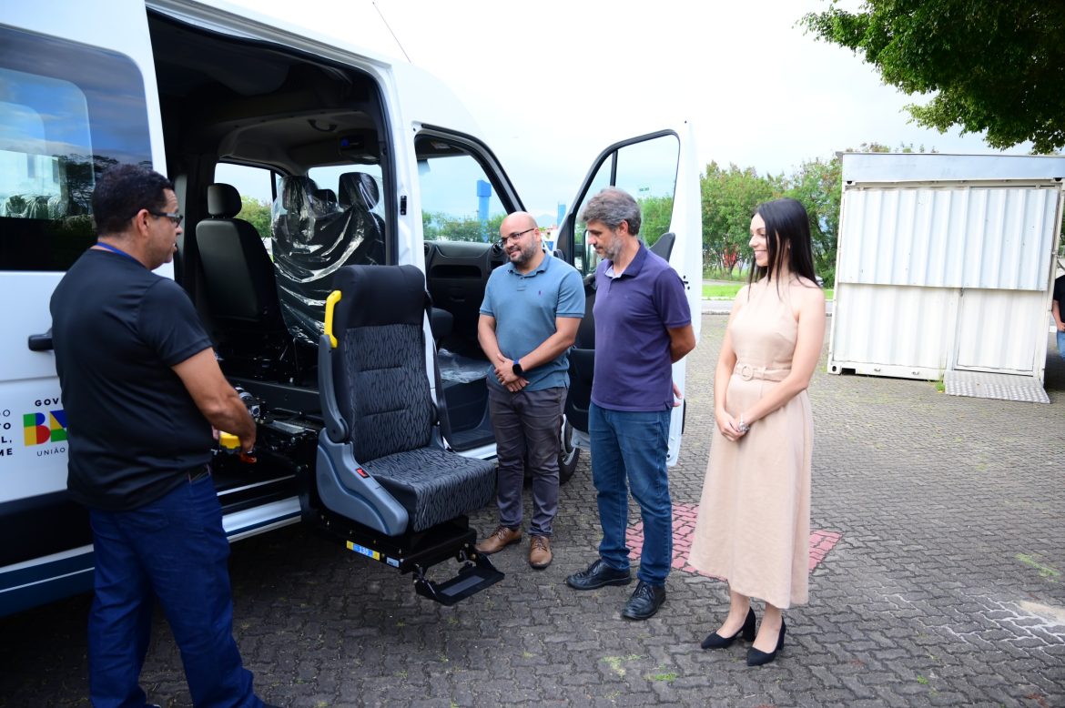 24.cf.res.cidades.porto real adquire van adaptada.1.veÍculo.fabianosabinopmpr