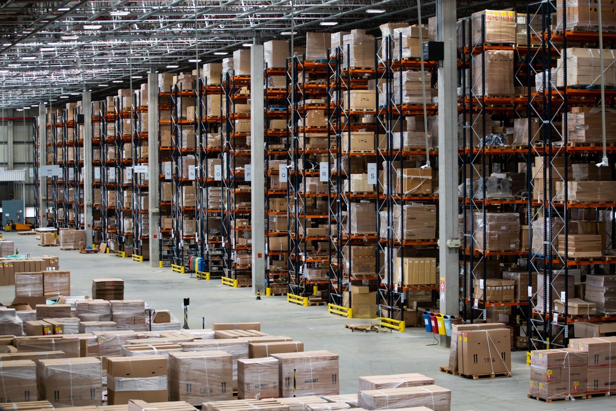 nissan inaugura novo centro de armazenamento e distribuição de