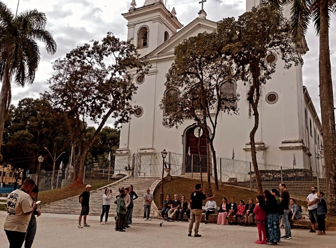 27.cf.res.cidades.passeio revisita espaços simbólicos.1.caminhada.divulgaÇÃopmr