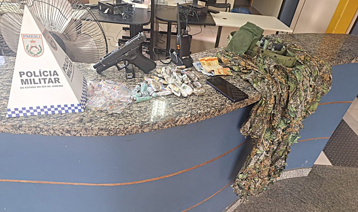 28.cf.res.polÍcia.três adolescentes são detidos com drogas.divulgaÇÃopm