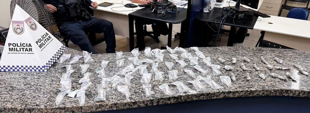 29.cf.res.polÍcia.mulher é presa suspeita de tráfico.2.drogaapreendida.divulgaÇÃopm