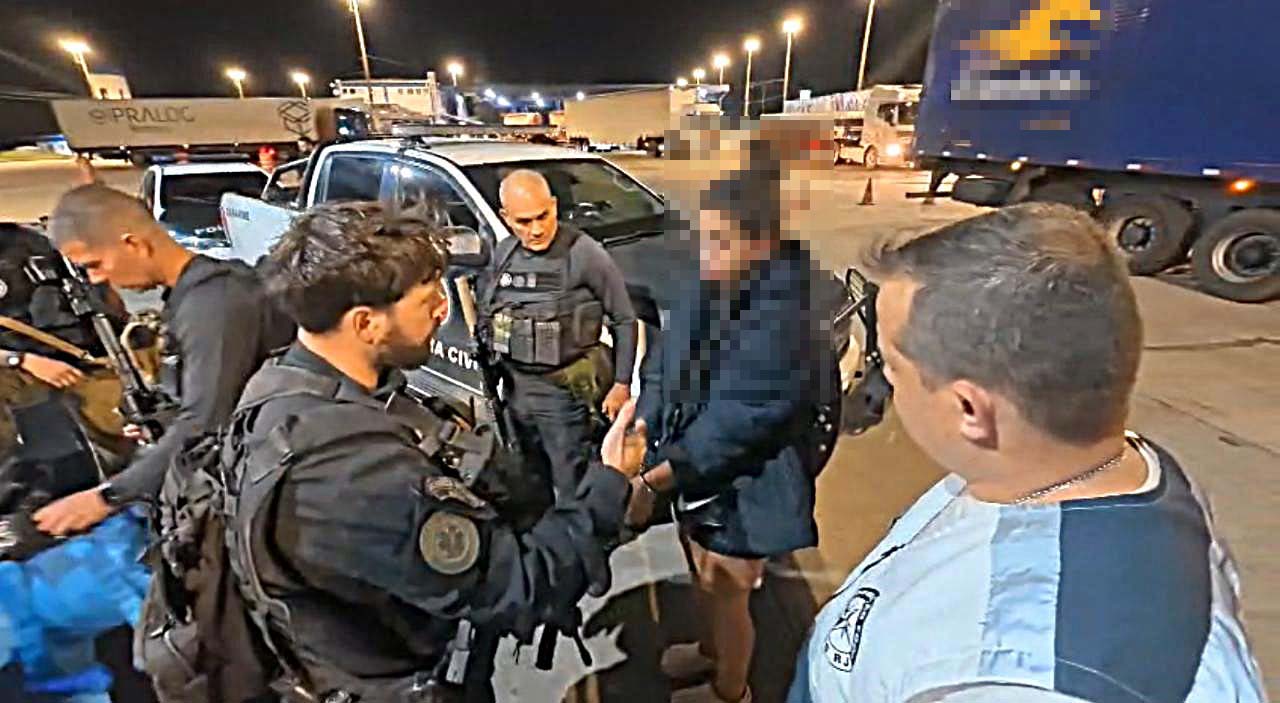 32.cf.res.polÍcia.mulher é presa em itatiaia.1.prisÃo.divulgaÇÃosegovrj