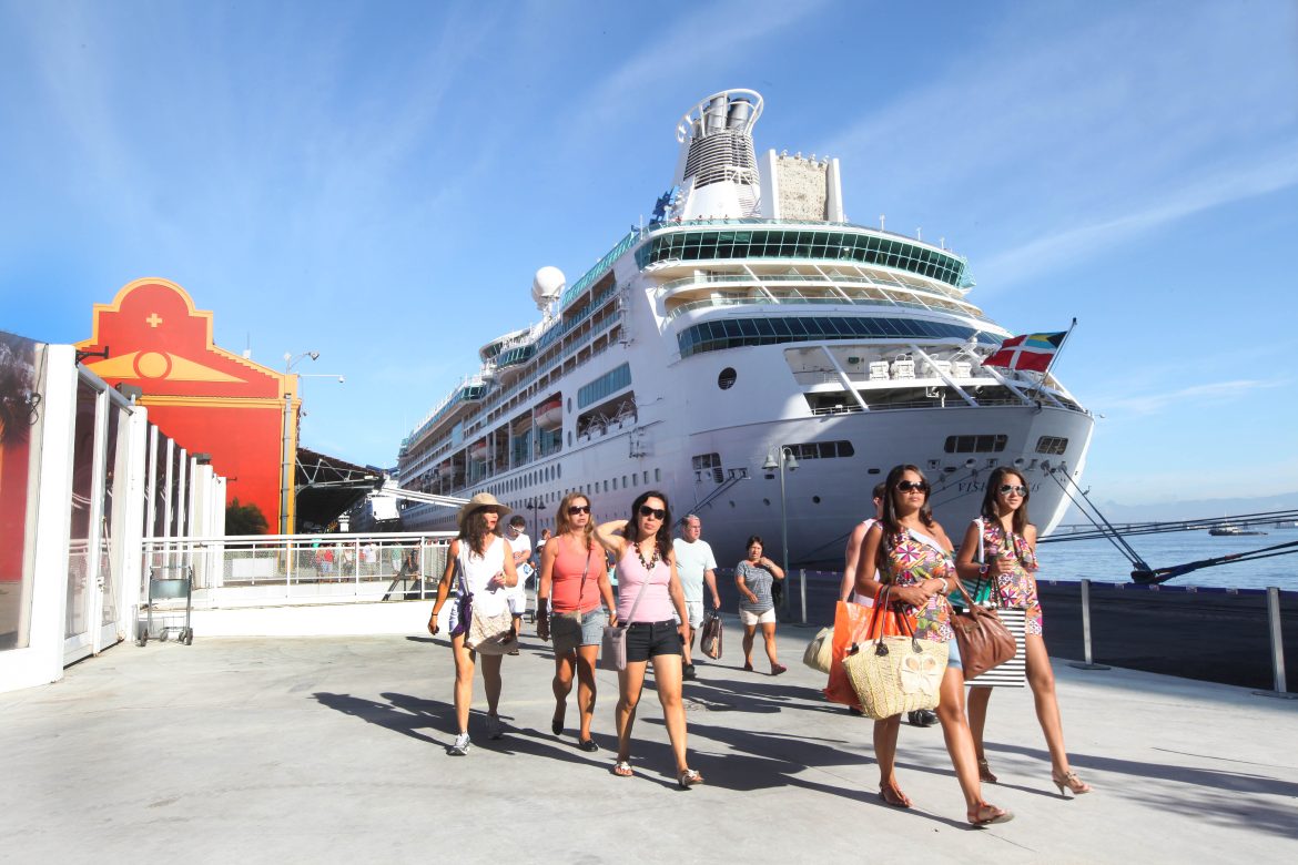 recorde de turistas marítimos no carnaval do rio de janeiro. píer maúa. recorde de turistas marítimos no carnaval do rio de janeiro. píer maúa.