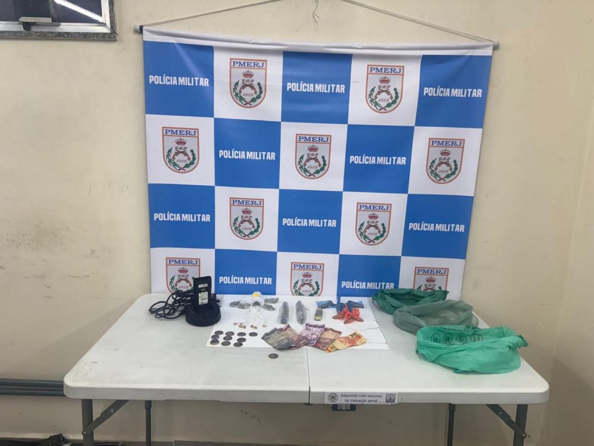 ação da pm em volta redonda resulta na prisão de um suspeito e na apreensão de drogas dinheiro divulgação