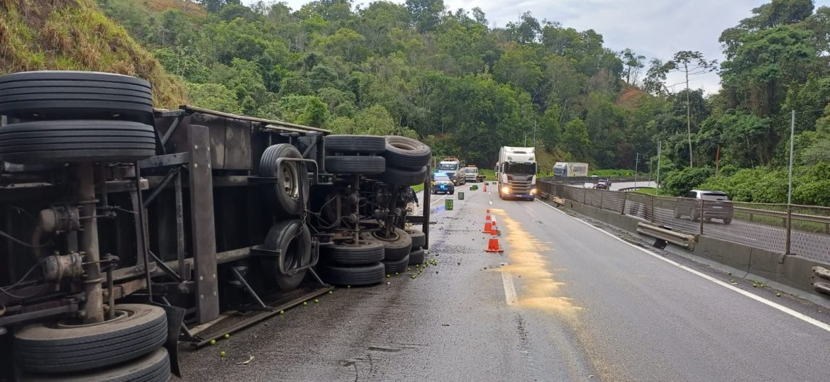 carreta tomba na dutra, em piraí divulgação