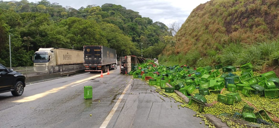 carreta tomba na dutra, em piraí divulgação1 carreta tomba na dutra, em piraí divulgação1