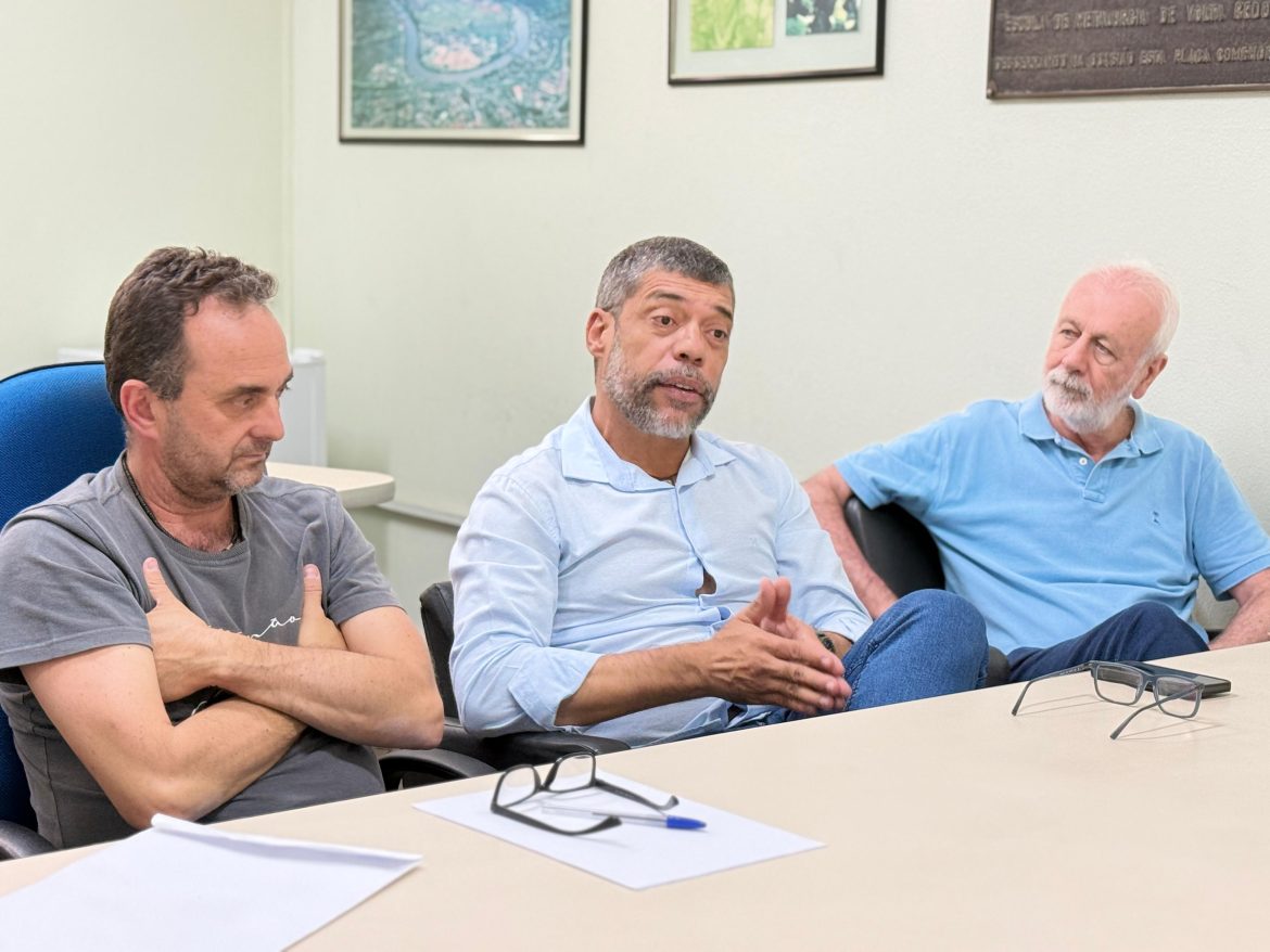 diretor da escola de engenharia da uff de volta redonda e outros professores da unidade divulgação