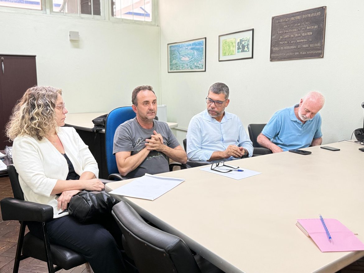 diretor da escola de engenharia da uff de volta redonda e outros professores da unidade divulgação1