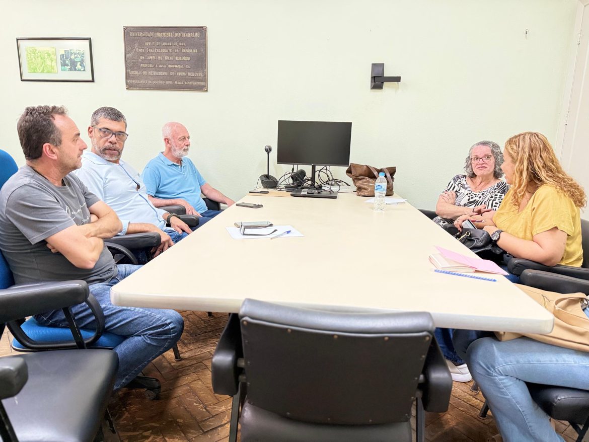 diretor da escola de engenharia da uff de volta redonda e outros professores da unidade divulgação11