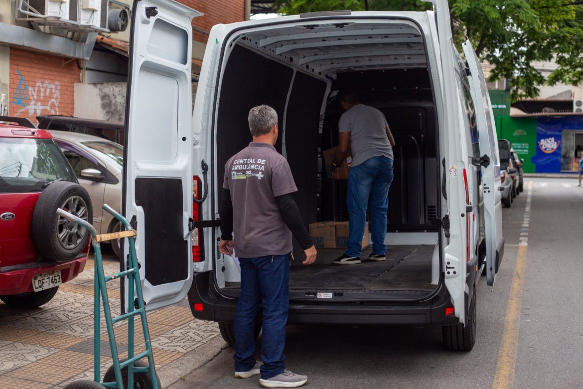estrutura da saúde de volta redonda ganha reforço com novo veículo para transporte de medicamentos adriana cópio secom 1