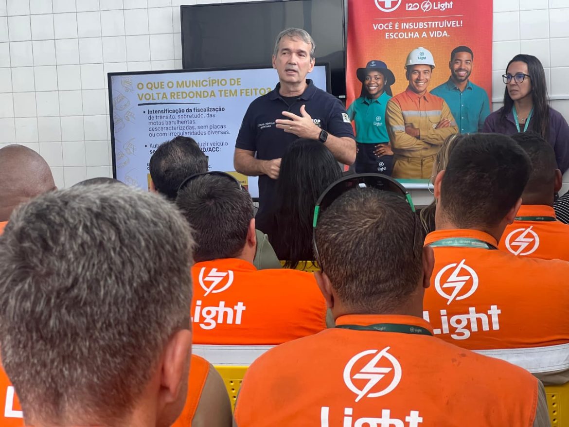 funcionários da light em volta redonda recebem capacitação sobre segurança no trânsito júlio araujo semop funcionários da light em volta redonda recebem capacitação sobre segurança no trânsito júlio araujo semop