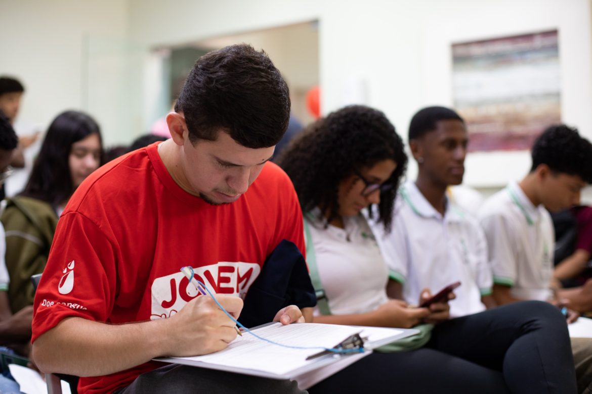 hemonúcleo de volta redonda recebe doação de 19 alunos do ifrj no dia nacional do doador voluntário de sangue cris oliveira secom
