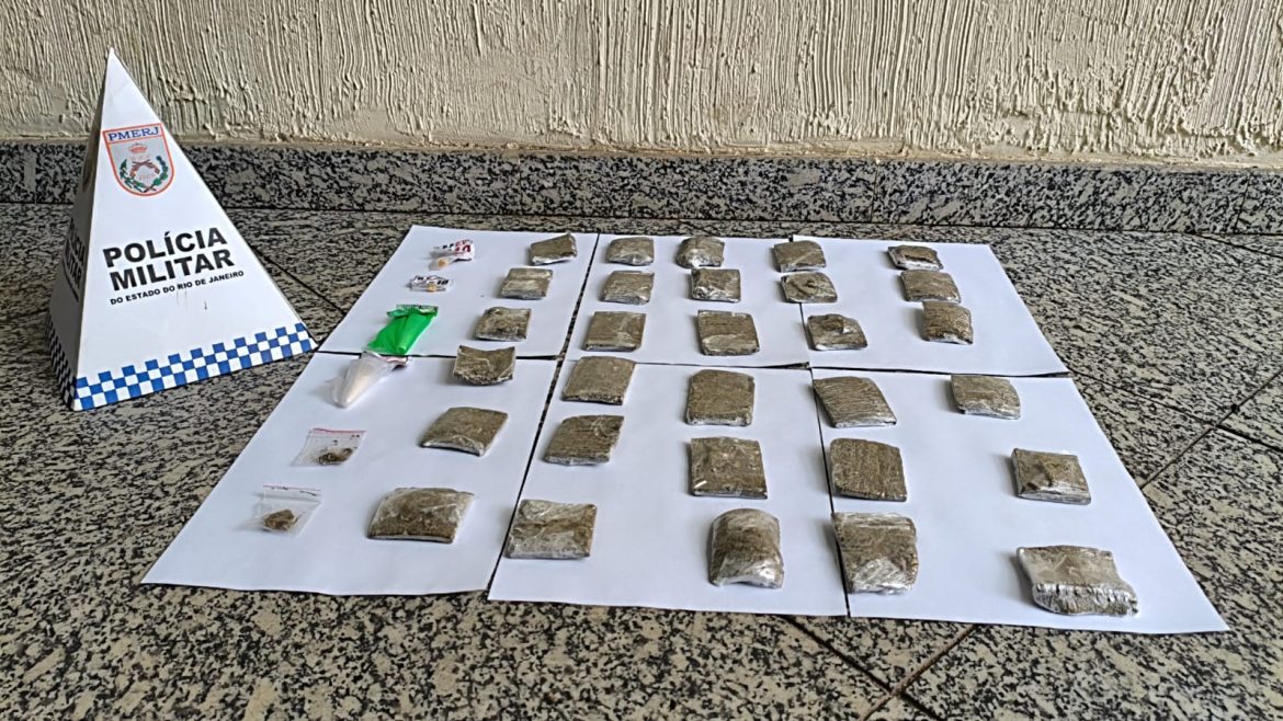 pm apreende drogas em operação no caixa d’água, em barra do piraí divulgação
